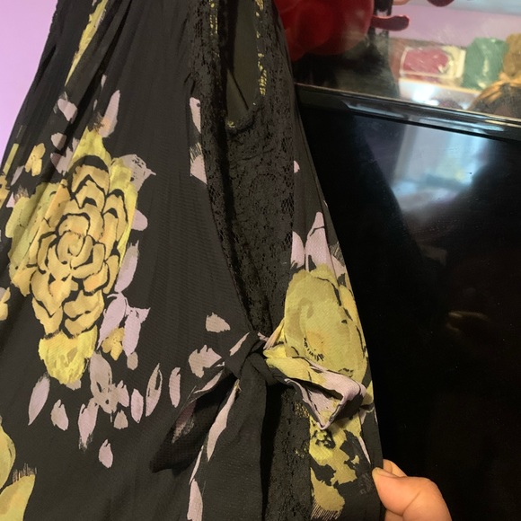 Free people dress， lace bow design by the side - Picture 2 of 3